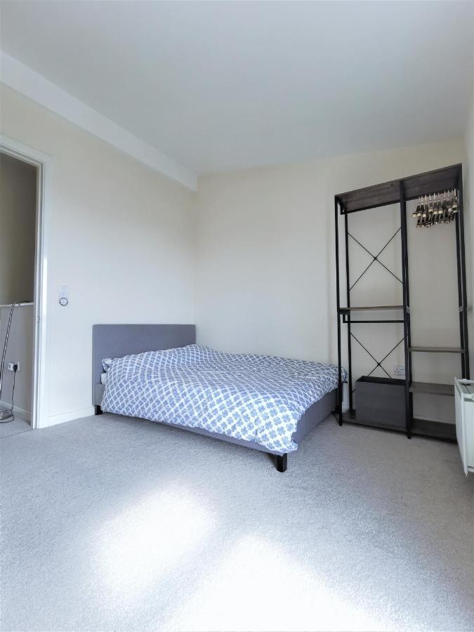 Acomodação com café da manhã  Private Bedroom - Shared Facilities - Free Parking - Close To Ethiad Centre Manchester